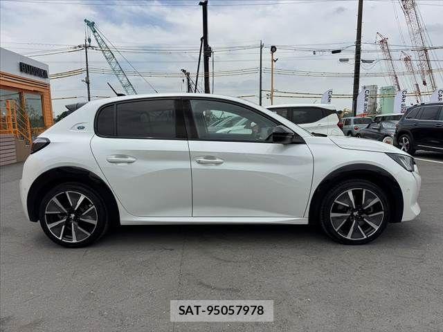 Peugeot 208 2021-04 8037580-11