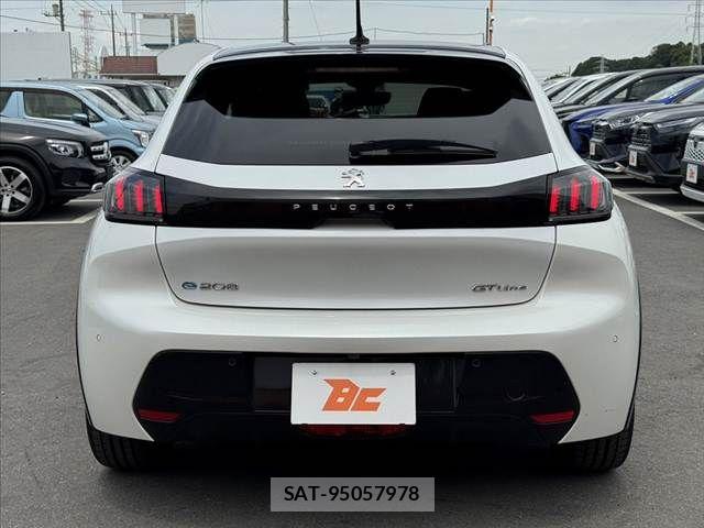 Peugeot 208 2021-04 8037580-13
