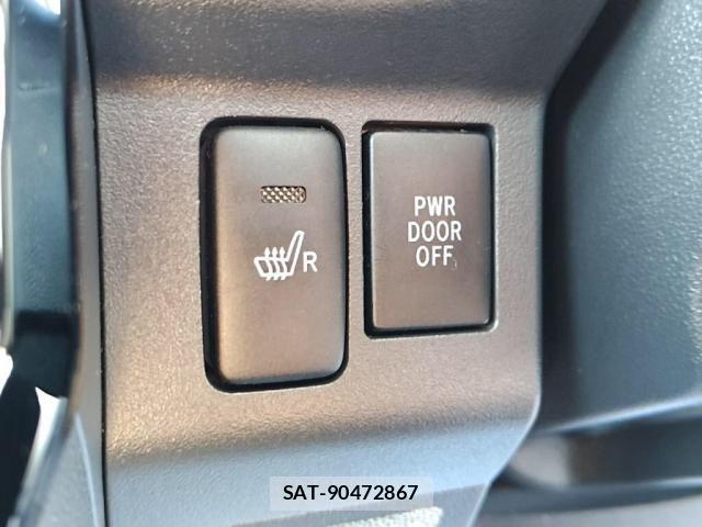 Toyota Pixis Mega 2017-05 3383392-15