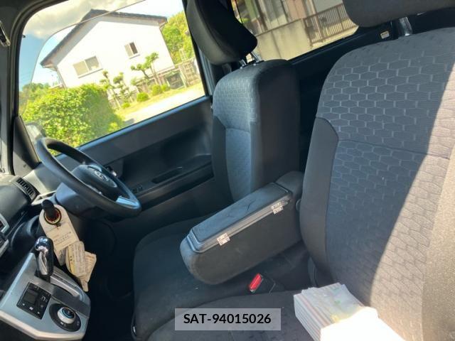 Toyota Pixis Mega 2016-03 8355331-14