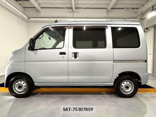 Toyota PIXIS VAN 2012-06 8563169-4