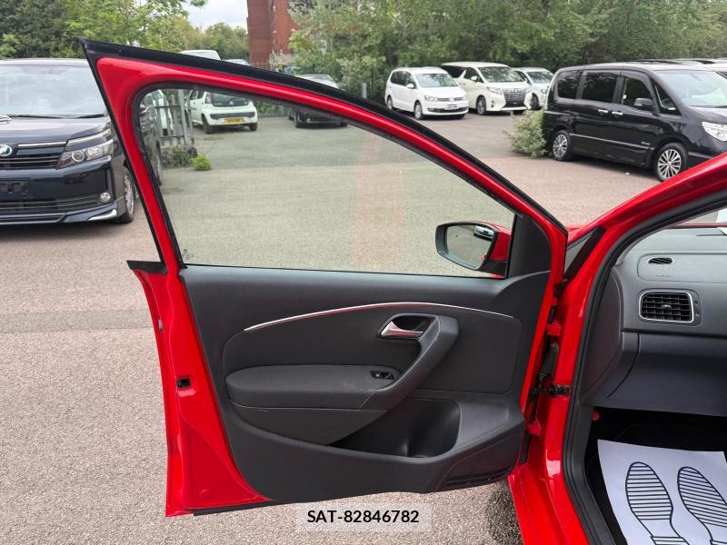 VolksWagen POLO 2014-10 1284785-11
