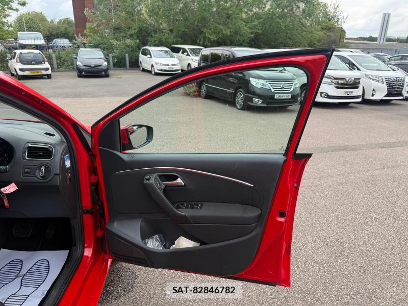 VolksWagen POLO 2014-10 1284785-13