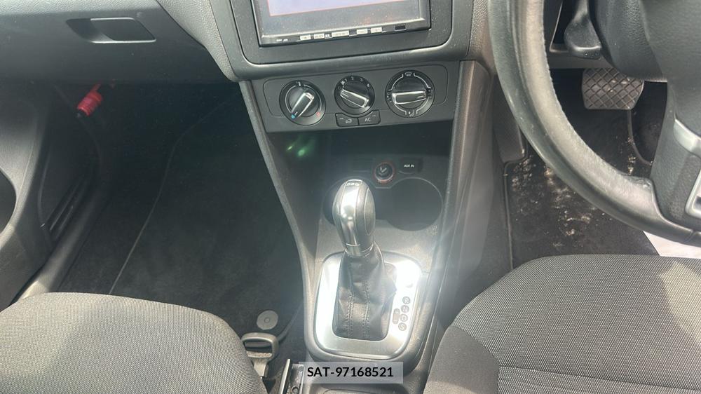 VolksWagen POLO 2013-04 6773411-18