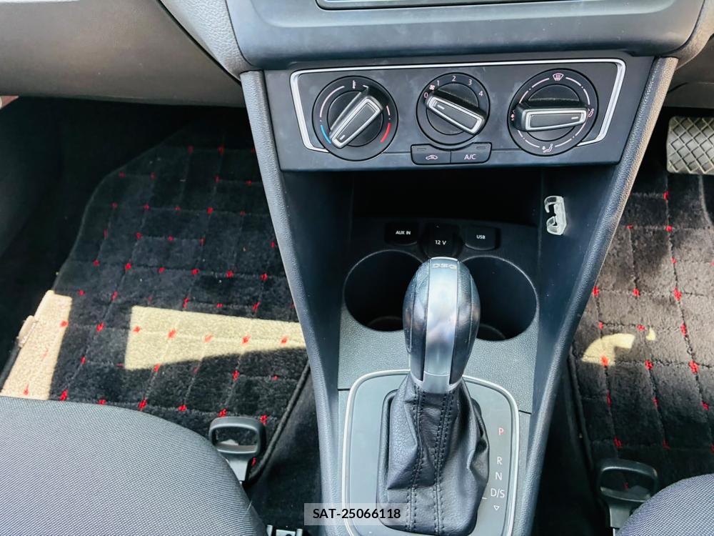 VolksWagen POLO 2015-03 7892152-19