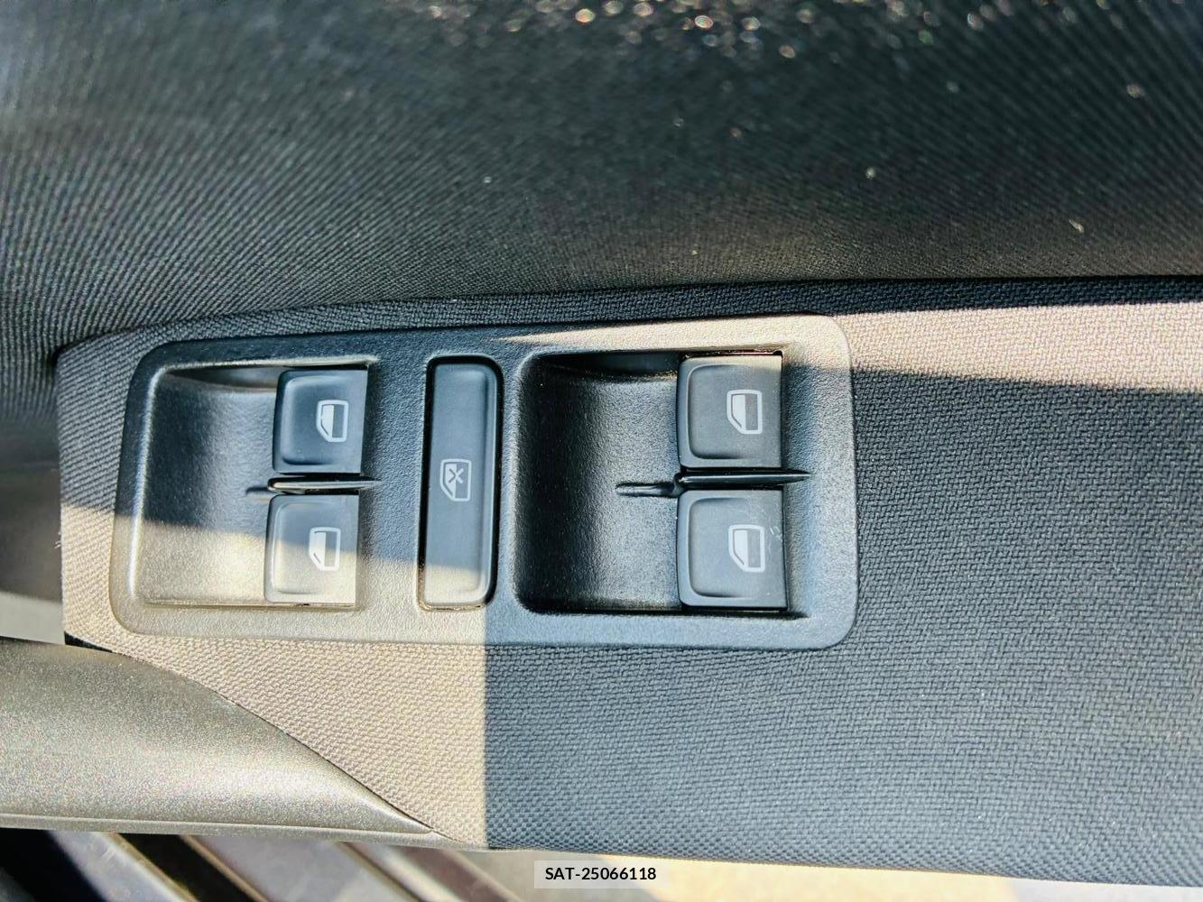VolksWagen POLO 2015-03 7892152-21