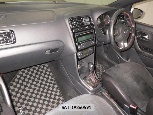 VolksWagen POLO 2011-08 8053143-4