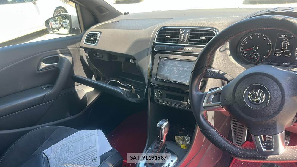 VolksWagen POLO 2012-04 7610977-16