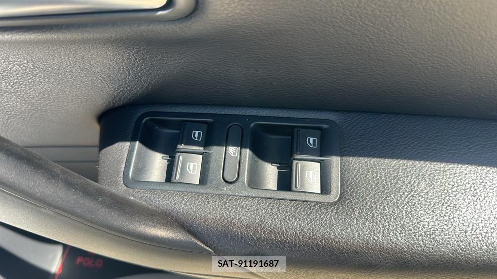 VolksWagen POLO 2012-04 7610977-20