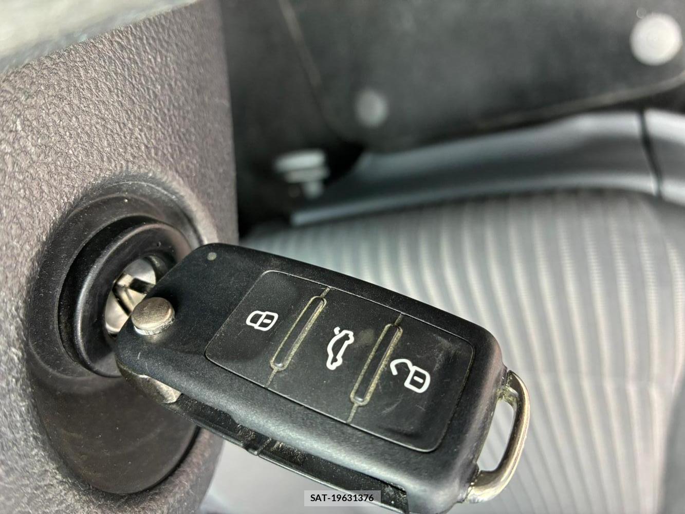 VolksWagen POLO 2012-09 7227988-16