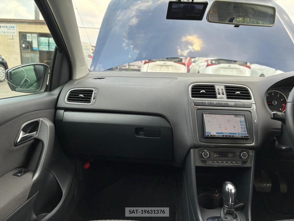 VolksWagen POLO 2012-09 7227988-17