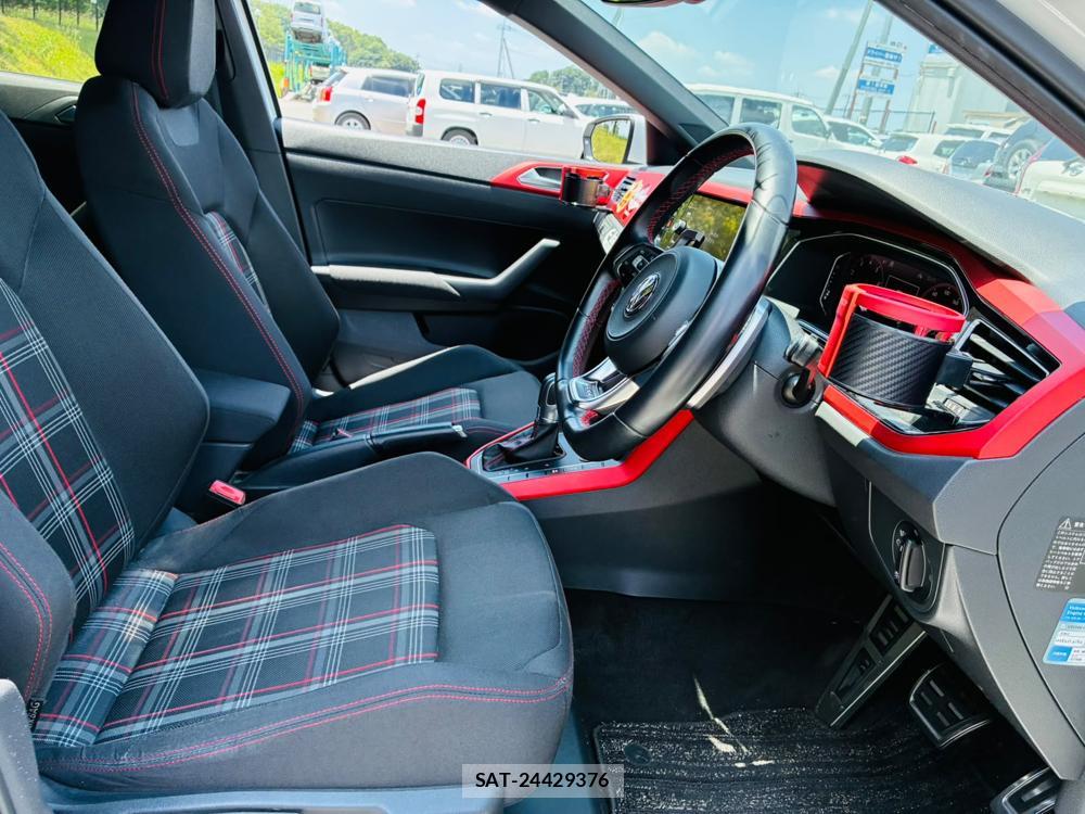 VolksWagen POLO 2018-07 7892153-11