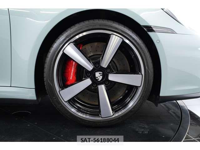 Porsche 911 2025-09 8414373-4