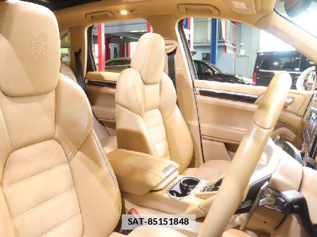 Porsche CAYENNE 2018-01 7878771-27