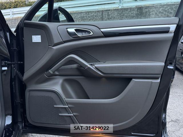 Porsche CAYENNE 2015-12 8563179-22