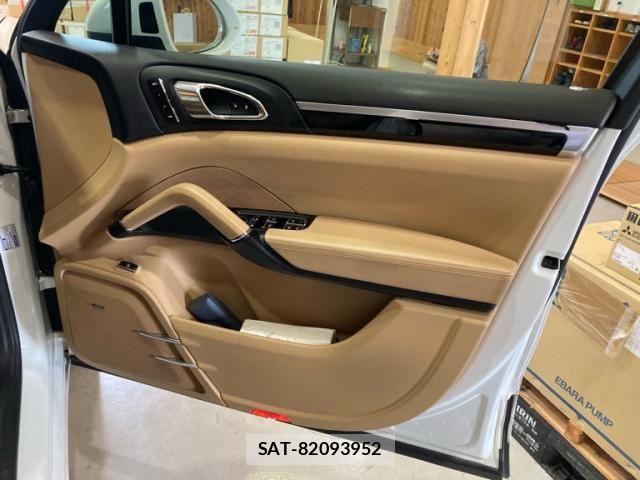 Porsche CAYENNE 2016-03 8831077-11
