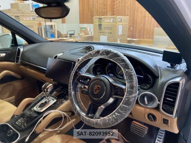 Porsche CAYENNE 2016-03 8831077-13