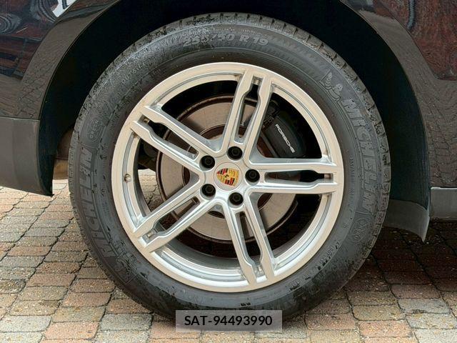 Porsche MACAN 2020-09 1320029-9