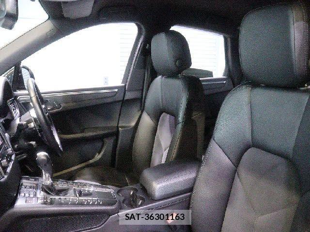 Porsche MACAN 2018-03 1332627-28