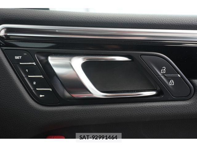 Porsche MACAN 2020-02 1381542-21