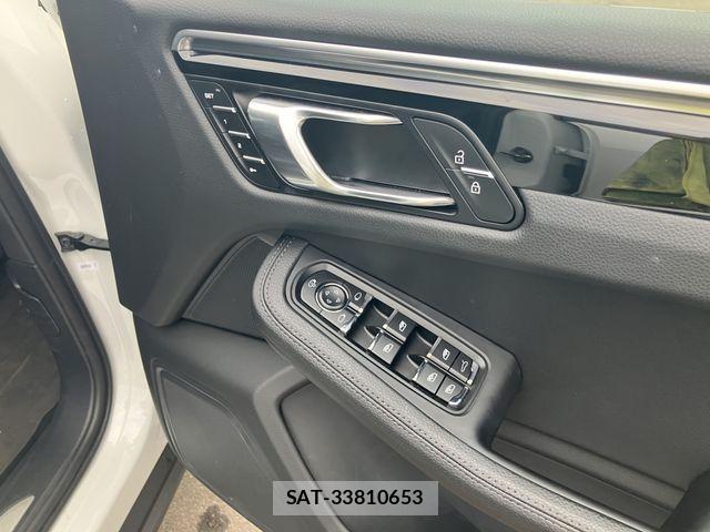 Porsche MACAN 2023-06 1489754-8