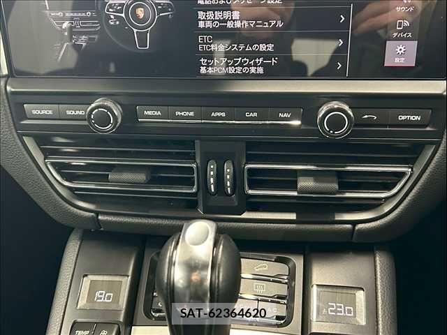 Porsche MACAN 2020-06 1745277-10