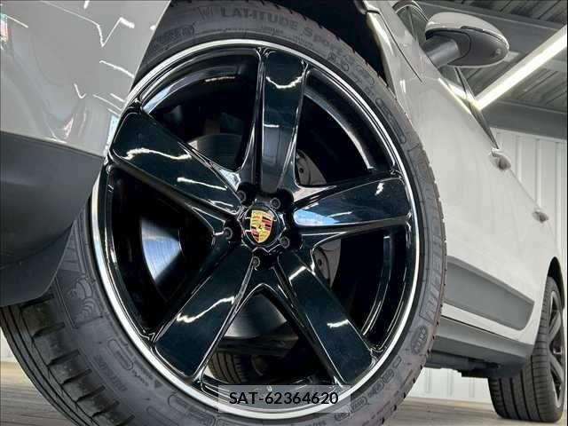 Porsche MACAN 2020-06 1745277-18