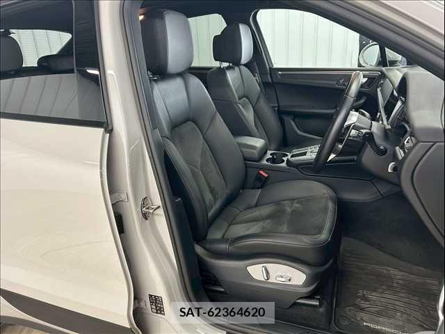 Porsche MACAN 2020-06 1745277-6