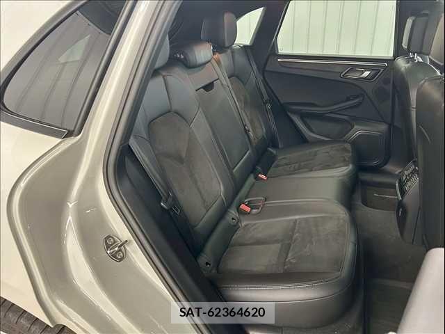 Porsche MACAN 2020-06 1745277-7