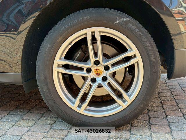 Porsche MACAN 2021-12 2003688-9