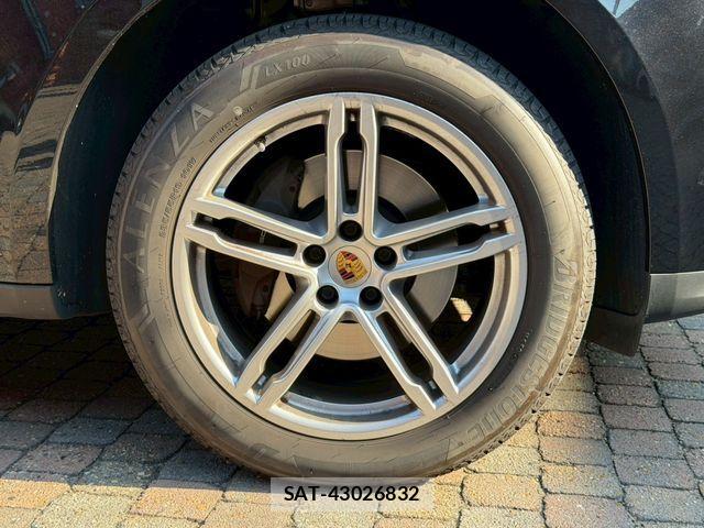 Porsche MACAN 2021-12 2003688-10