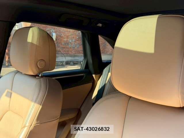 Porsche MACAN 2021-12 2003688-14