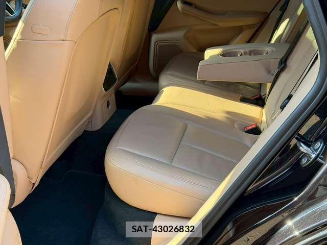 Porsche MACAN 2021-12 2003688-16