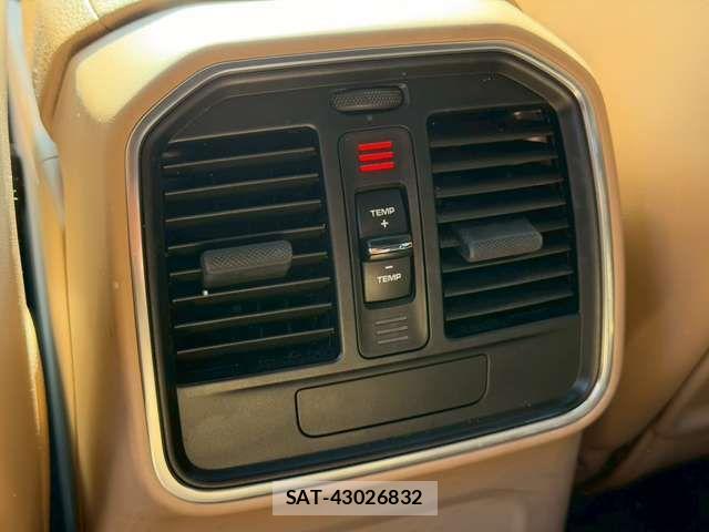 Porsche MACAN 2021-12 2003688-17