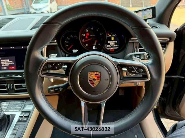 Porsche MACAN 2021-12 2003688-18