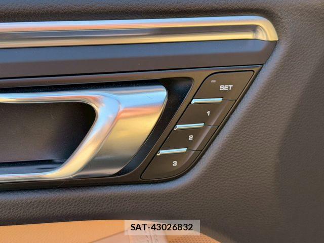 Porsche MACAN 2021-12 2003688-19