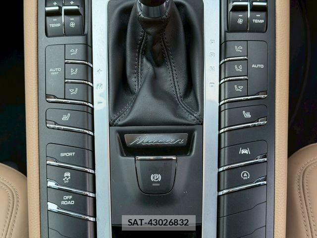 Porsche MACAN 2021-12 2003688-23