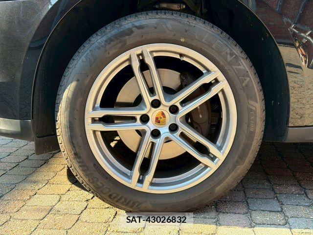 Porsche MACAN 2021-12 2003688-8