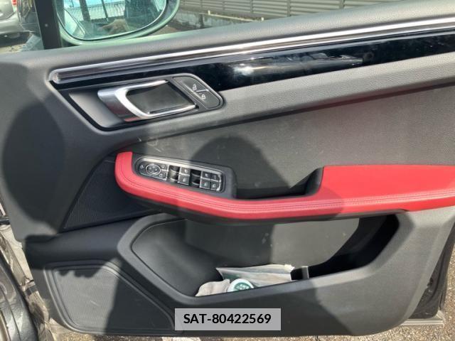 Porsche MACAN 2023-01 2352593-17