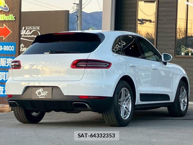 Porsche MACAN 2015-03 3383490-4