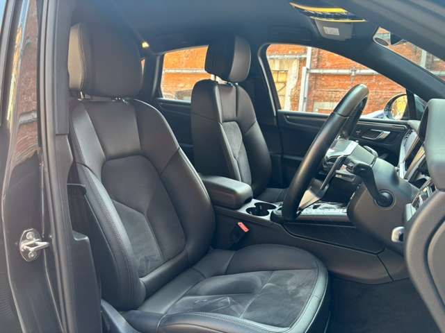 Porsche MACAN 2020-12 3680096-12