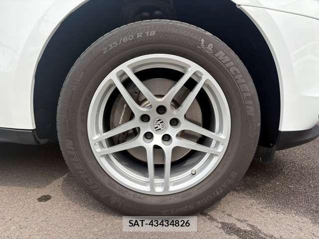 Porsche MACAN 2021-08 6016064-9