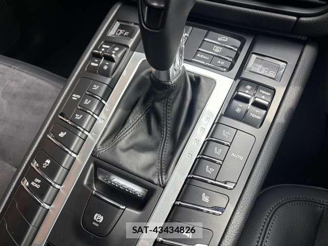 Porsche MACAN 2021-08 6016064-15