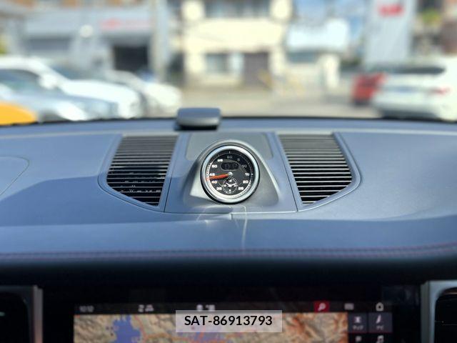 Porsche MACAN 2021-04 6272573-11