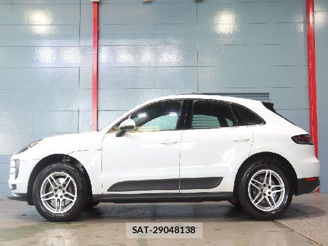 Porsche MACAN 2019-12 6677496-2