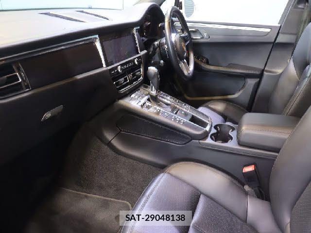 Porsche MACAN 2019-12 6677496-7