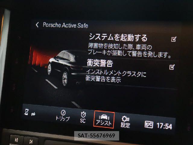 Porsche MACAN 2018-08 7215772-11