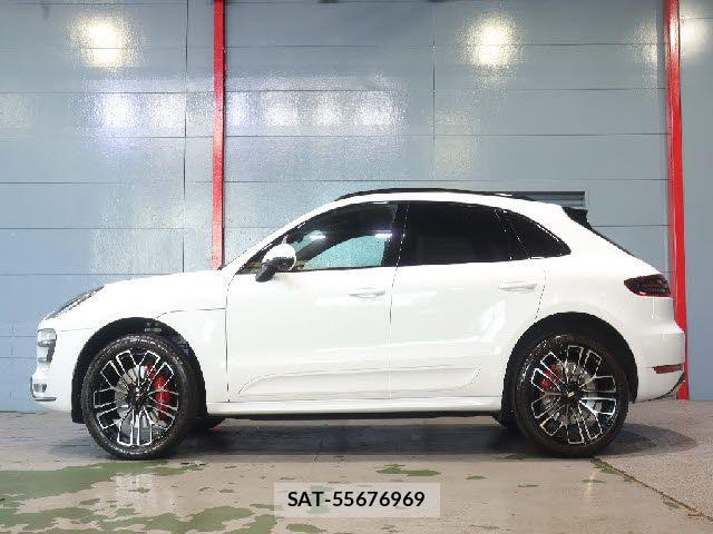 Porsche MACAN 2018-08 7215772-2
