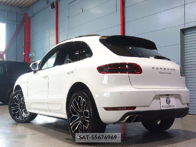 Porsche MACAN 2018-08 7215772-3