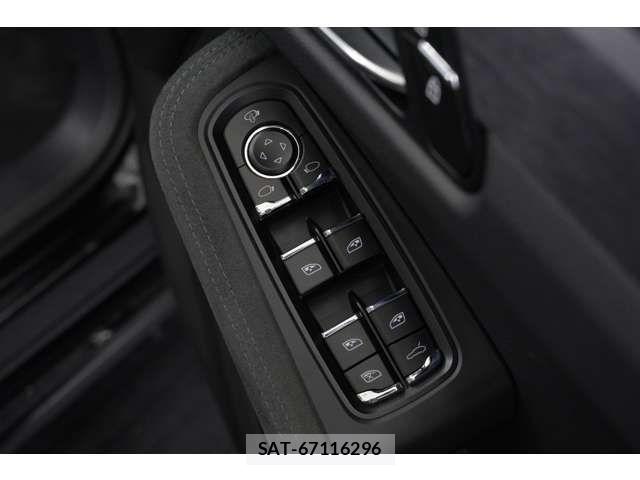 Porsche MACAN 2023-08 7223557-12
